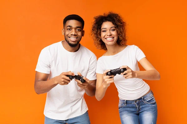 Pareja de juegos de azar jugando videojuegos con joysticks , —  Fotos de Stock