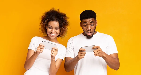 Émotionnel afro-américain homme et femme regarder des vidéos en ligne — Photo