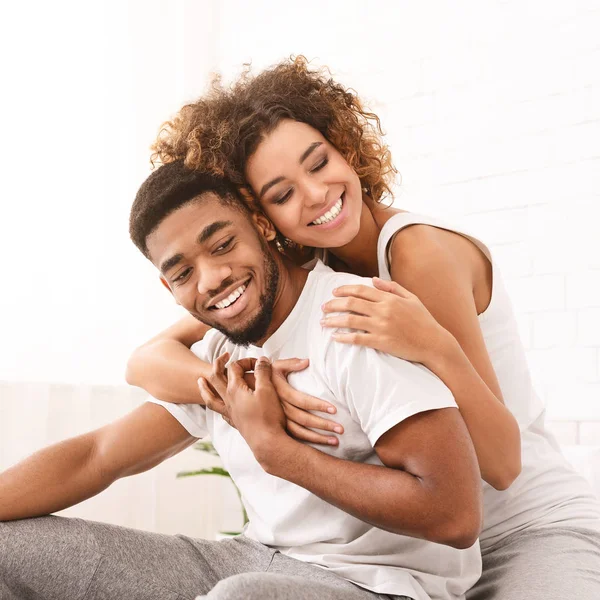 Gelukkige paar flirten in de ochtend op comfortabele bed — Stockfoto