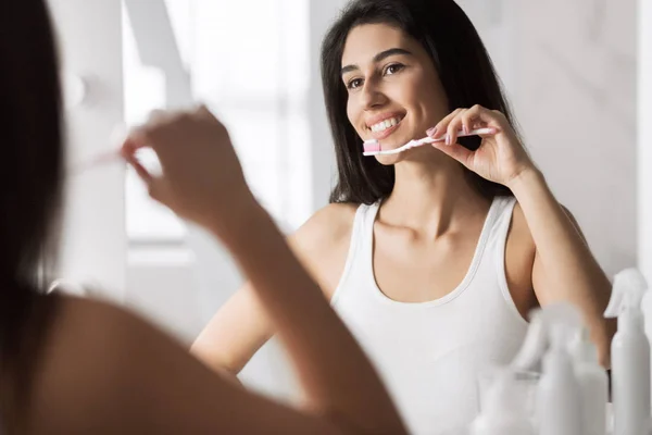 Konsep kebersihan gigi pagi — Stok Foto