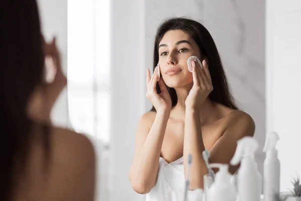 Cleaning for healthy skin concept — Stock Photo, Image