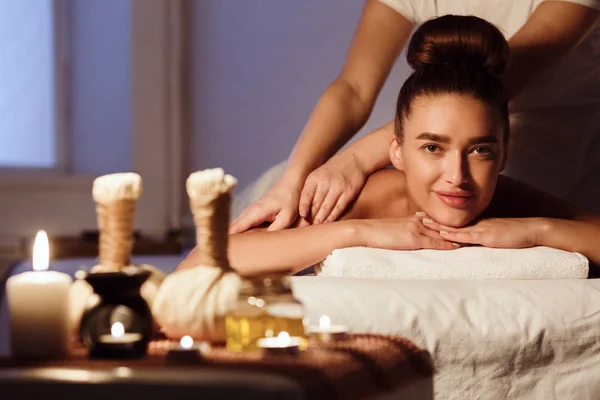 Traditionell orientalisk arom terapi. Kvinna avkopplande i Spa-salong — Stockfoto