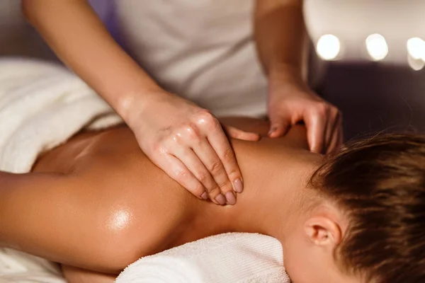 Massagista fazendo massagem pescoço terapêutico para menina — Fotografia de Stock