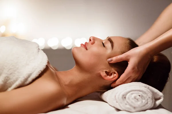Mujer joven recibiendo masaje de cabeza profesional en el spa — Foto de Stock