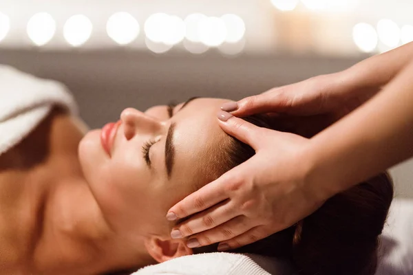 Donna che gode di massaggio alla testa al centro benessere — Foto Stock