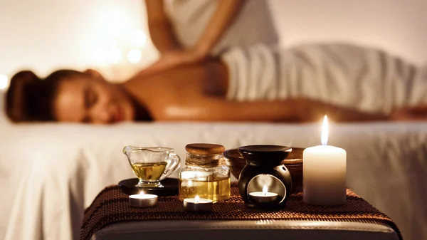 Mujer relajada disfrutando de un masaje de aromaterapia en un spa de lujo —  Fotos de Stock