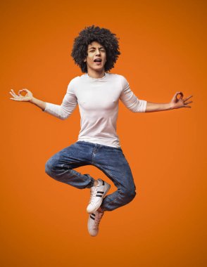 Yoga ders sırasında kesintiye memnun siyah yogi adam