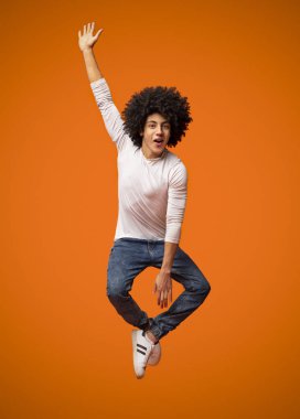 Komik genç siyah adam canlı yayında atlama