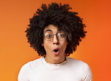 Sürpriz ve şok kıvırcık Afrikalı-Amerikan adam ağız açtı