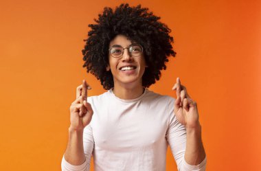 Pozitif Afrikalı-Amerikalı adam parmak geçişi, dilek yapma