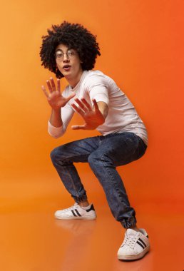 Saldırı pozisyonu ayakta duygusal kıvırcık zenci