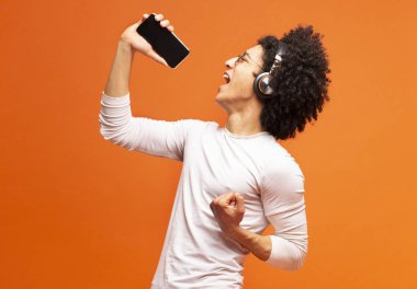Genç duygusal siyah adam Smartphone'da en sevdiği şarkı şarkı