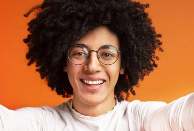 Neşeli bin yıllık Afrikalı-Amerikalı adam selfie turuncu üzerinde yapma