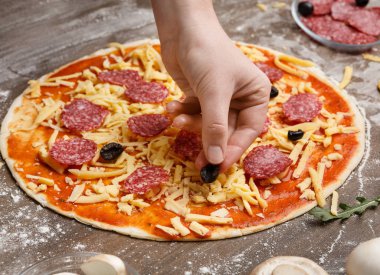Pizza için siyah zeytin ekleyerek kadın, dekorasyon