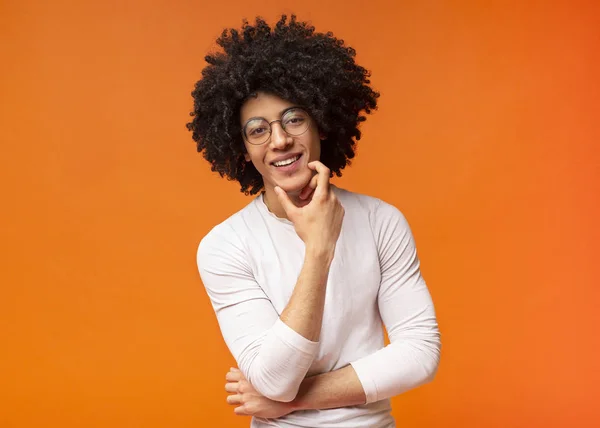 Jovem sorridente afro-americano no fundo laranja — Fotografia de Stock