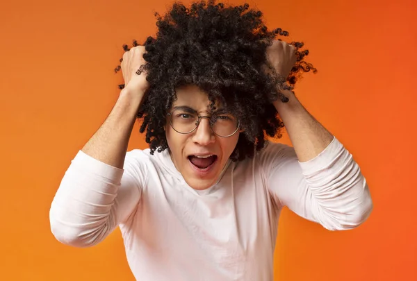 Piangere uomo con i capelli cespugliosi avere problemi — Foto Stock