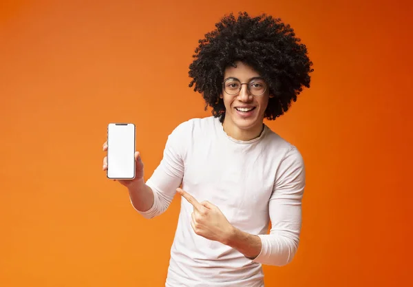 아프리카계 미국인 천년 남자 보여주는 빈 핸드폰 화면 — 스톡 사진