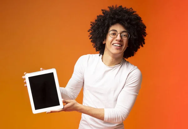Afrikanisch-amerikanischer Mann zeigt leeren digitalen Tablet-Bildschirm — Stockfoto