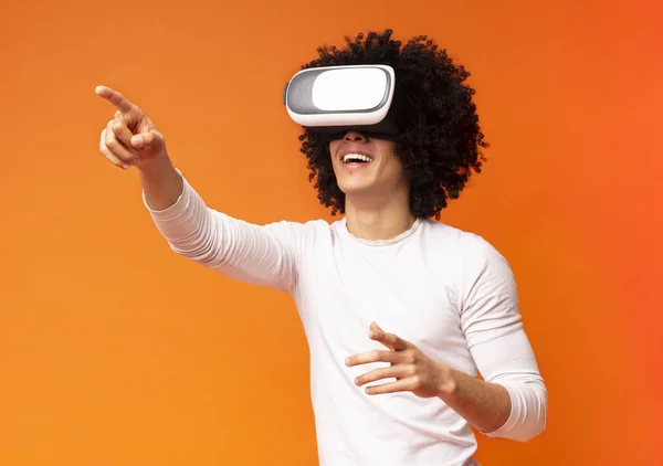 Cheerful man trying vr glasses at home — Stock Photo, Image