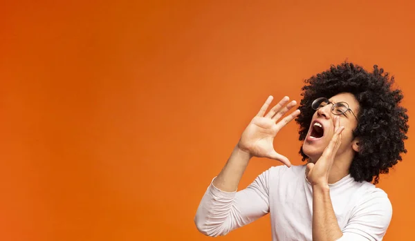 Emocional negro chico gritando en naranja panorama fondo — Foto de Stock