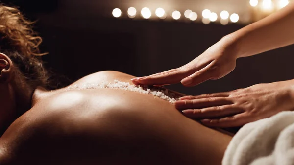 Masaż peeling solą. Kobieta relaksująca w uzdrowisku — Zdjęcie stockowe
