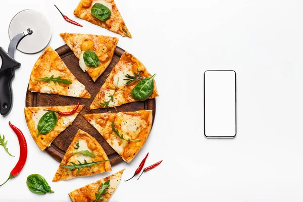Italienische Essenslieferung. Pizza-Scheiben und Smartphone mit leerem Bildschirm — Stockfoto