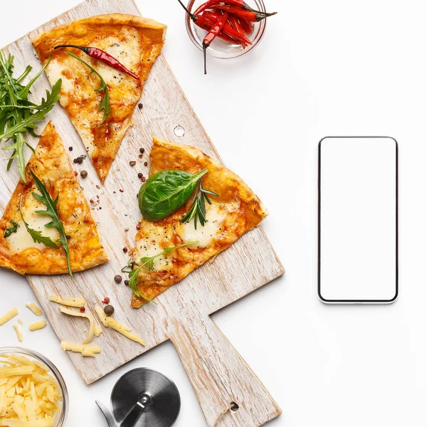 Pizza-Scheiben und Smartphone mit leerem Bildschirm — Stockfoto