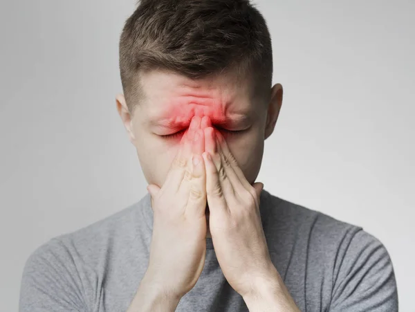Homem triste segurando o nariz porque a dor sinusal — Fotografia de Stock