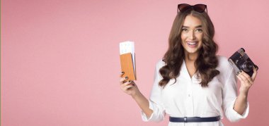 Mutlu turist tutan bilet ve kamera, kopya alanı