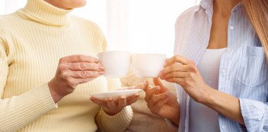 Çay kızartmak. Kıdemli anne ve kızı kahvaltı zevk