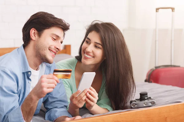 Hotel reserva de casal on-line no smartphone com cartão de crédito , — Fotografia de Stock