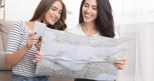 Dos mujeres planeando viaje de vacaciones con mapa — Foto de Stock