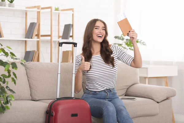 Listo para viajar. Mujer con pasaporte mostrando el pulgar hacia arriba — Foto de Stock