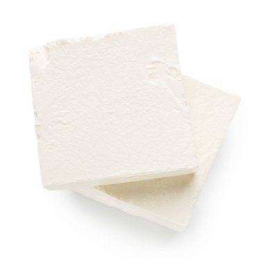 Beyaz üzerinde Feta peyniri parçaları