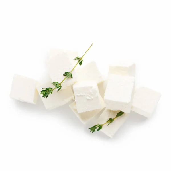 Mucchio di cubetti di formaggio greco su bianco — Foto Stock