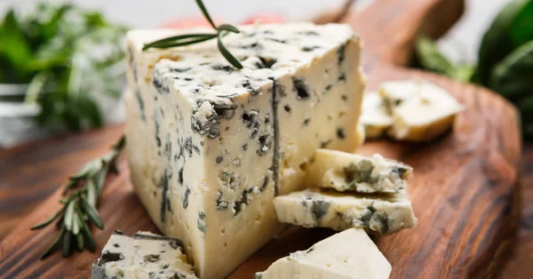 Mavi peynir ve biberiye — Stok fotoğraf