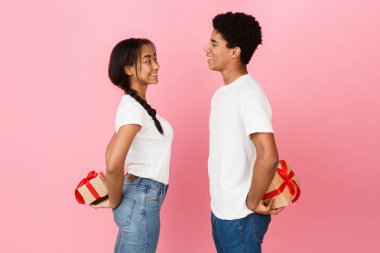 Mutlu tugjob çift gizlemek hediye kutular arkasında Backs