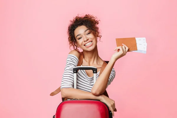 Hora de viajar. Mulher com bilhetes olhando para a câmera — Fotografia de Stock