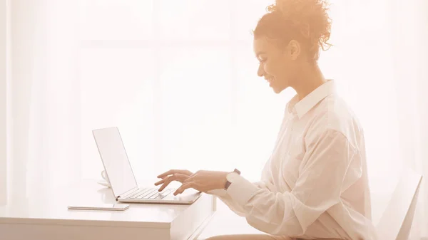 Educación en línea. Mujer aprendizaje en línea en el ordenador portátil — Foto de Stock