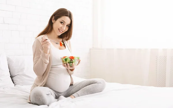 Wanita hamil yang bahagia makan salad sayuran alami — Stok Foto