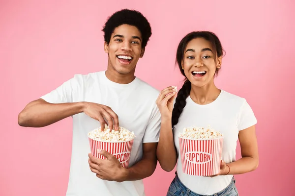 Afrikanisch-amerikanische Teen-Paar Popcorn essen, Film ansehen — Stockfoto