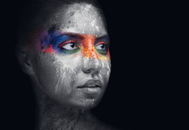 Moda siyah ve beyaz fotoğraf sanat makyaj ile kızın