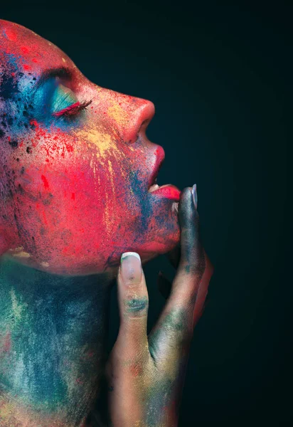 Sinnliches Frauenporträt mit leuchtendem Kunst-Make-up — Stockfoto