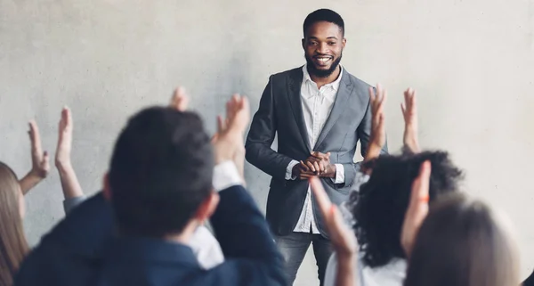 Företags utbildning. Publiken applåderar talare efter seminarium — Stockfoto