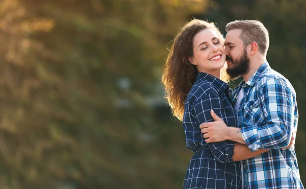 Par i kärlek omfamna på dagen, promenader i staden — Stockfoto