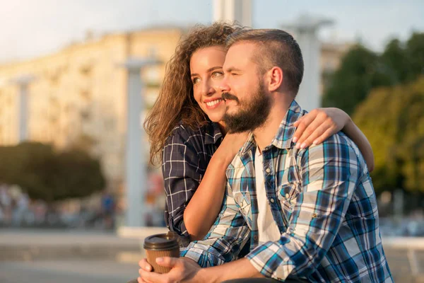 Романтическая пара наслаждается закатом и кофе на открытом воздухе — стоковое фото