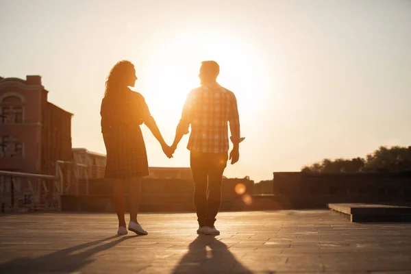 Pareja cogida de la mano y caminando por la calle de la ciudad — Foto de Stock