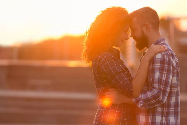 Njut av ögonblick. Serene par röra pannor, sidovy — Stockfoto