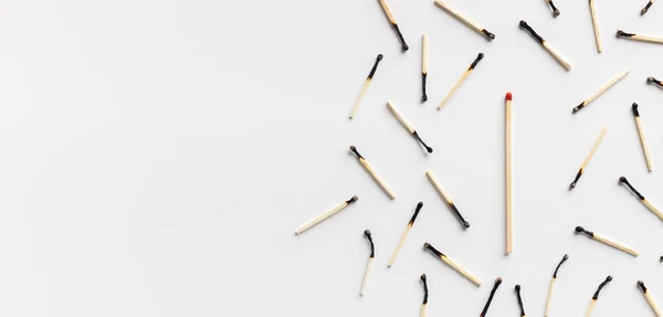En stor matchstick står ut ur gruppen av brända — Stockfoto