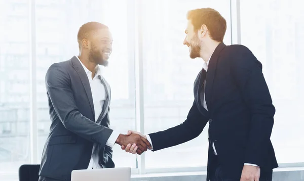 Entrepreneur welcoming new employee and shaking hand — Stock Photo, Image